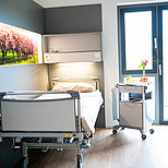 Unsere Zimmer bieten ein beruhigendes Umfeld und wollen eine positive Umgebung für die Genesung unserer Patient:innen schaffen.