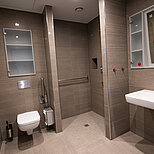 Ein komfortabel ausgestattetes Badezimmer gehört zu jedem Patient:innen-Zimmer.